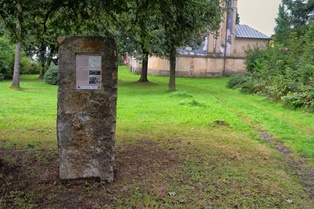 Hřbitovní kaple s mozaikou „Oplakávání Krista“ v tympanonu / Friedhofskapelle mit dem Mosaik “Die Beweinung Christi“ im Thympanon